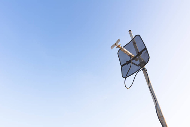 Antenne satellite avec ciel bleu
. - Photo, image