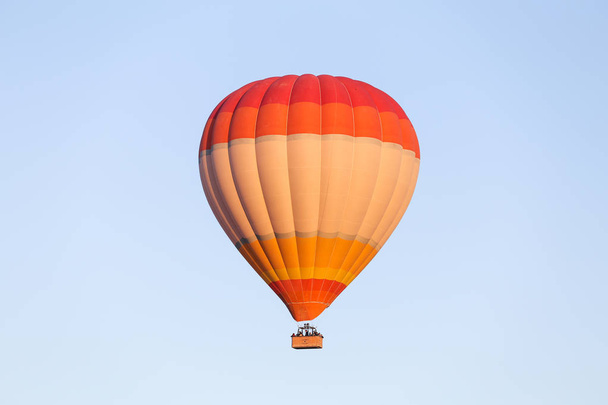 Hot Air Balloon Over Goreme Town - Φωτογραφία, εικόνα