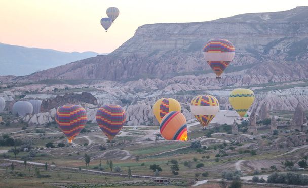 Воздушные шары в долинах Каппадокии
 - Фото, изображение