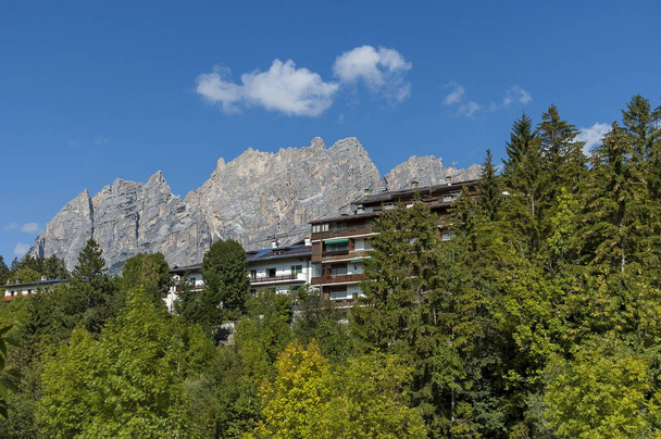 Syksy corso Italia, asuinalueella kaupungin Cortina d 'Ampezzo vuori, Dolomiitti, Alpit, Veneto
 - Valokuva, kuva