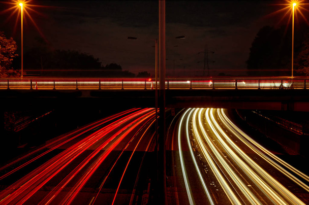 Tarafından karanlıkta akış parlak araç ışıkları - Fotoğraf, Görsel