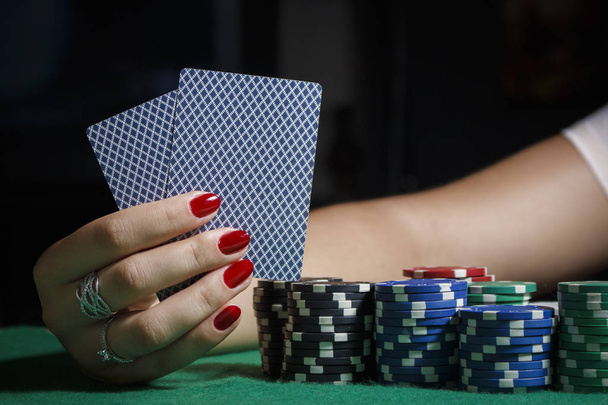 Dívka u pokerového stolu je držení karty - Fotografie, Obrázek