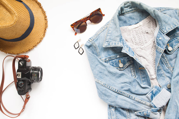 Creatieve plat leggen van reizen items met camera en vrouw Jack jeans op witte achtergrond - Foto, afbeelding