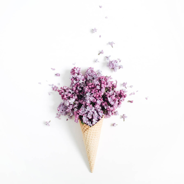 Φλυαρώ κώνου με μπουκέτο με λουλούδια - Φωτογραφία, εικόνα