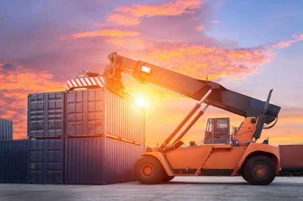 Gabelstaplerumschlag Containerverladung auf Güterzug im Import und Export  - Foto, Bild