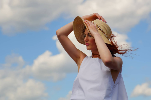 Žena v bílých šatech modré obloze na pozadí - Fotografie, Obrázek