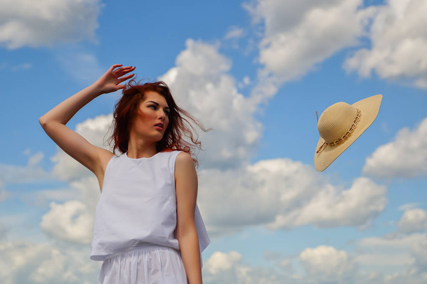 Szél fúj a kalap le a womans fejét - Fotó, kép