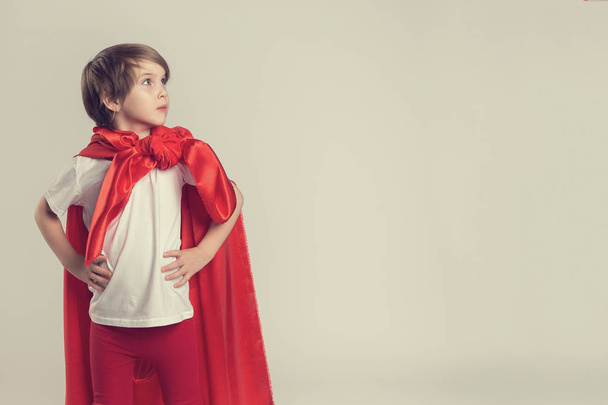 Femme super héros enfant posant en studio
 - Photo, image