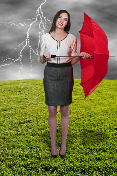 Mujer sosteniendo paraguas
 - Foto, Imagen