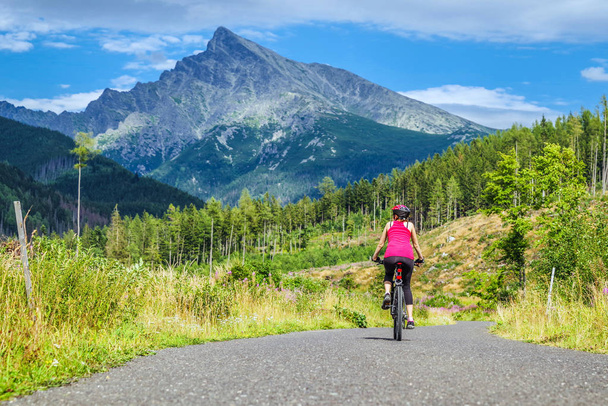Женщина на велосипеде наслаждаться красивой природой
 - Фото, изображение
