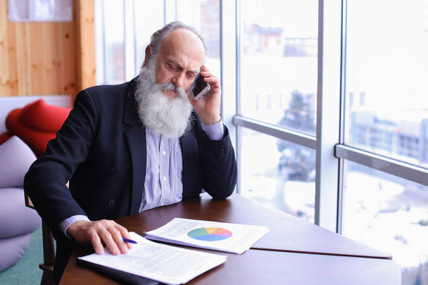 Eläkkeellä olevat vanhat miehet kutsuvat kumppaniksi älypuhelimella uuden teknologian avulla
 - Valokuva, kuva