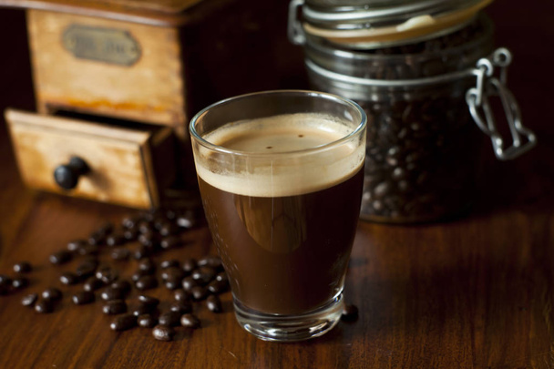 Donkere koffie in de ochtend op tafel - Foto, afbeelding