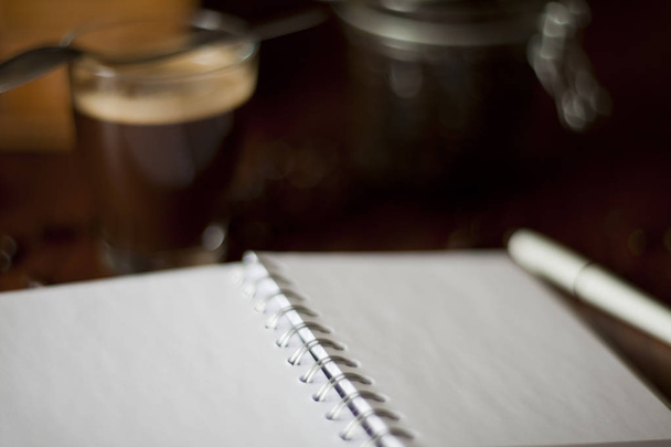 Mattina caffè scuro sul tavolo
 - Foto, immagini