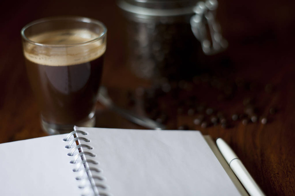 Donkere koffie in de ochtend op tafel - Foto, afbeelding