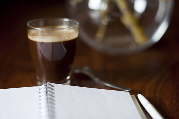 テーブルの上の朝の濃いコーヒー - 写真・画像