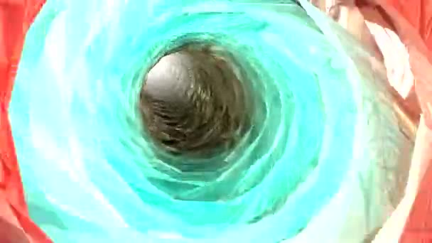 lentäminen loputtomassa värikkäässä tunnelissa
 - Materiaali, video
