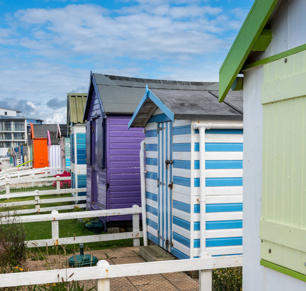 Capanne colorate lato spiaggia sulla costa del Devon in Inghilterra
 - Foto, immagini