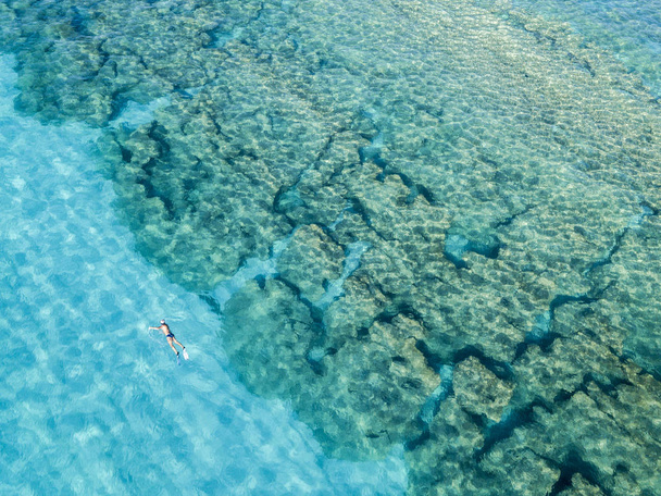 A légi felvétel a sziklák a tengerparton. Áttekintés a tengerfenék átlátszó víz fölött látható. Úszó, lebegő, a víz a fürdőzők - Fotó, kép