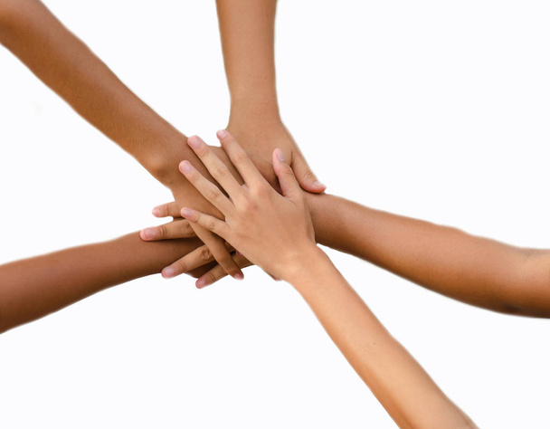 lapset käsi valtaa ja yhtenäisyyttä valkoisella taustalla
 - Valokuva, kuva