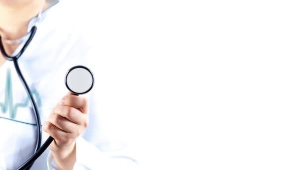 Arzt hält Stethoskop mit blauem Herzschlag - Filmmaterial, Video