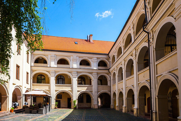 Pátio da beleza Vilnius em estilo renascentista. Dormitório e embarque para meninos
 - Foto, Imagem