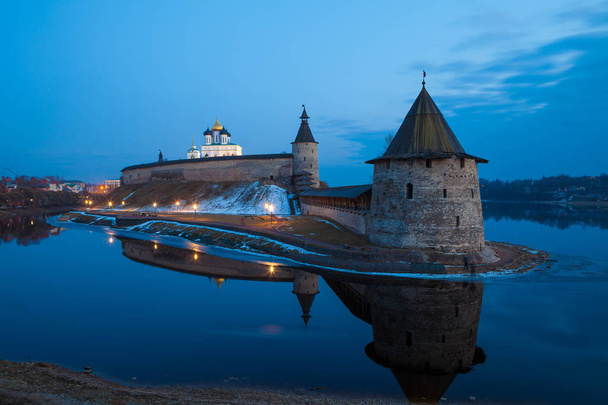 Kreml w Pskowie u zbiegu dwóch rzek, wielki i Psków w nocy. Rosja. - Zdjęcie, obraz
