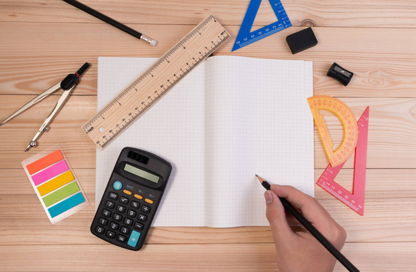 数学の学用品は、数学のクラスに木製のテーブルの上。学校数学学校表機器オブジェクト概念広告. - 写真・画像