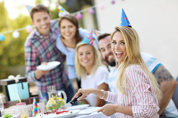 Amigos divirtiéndose en fiesta de cumpleaños
 - Foto, imagen