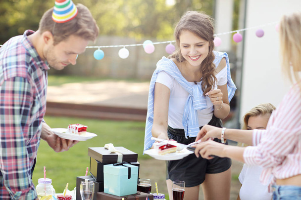 φίλοι διασκεδάζουν σε πάρτι γενεθλίων - Φωτογραφία, εικόνα