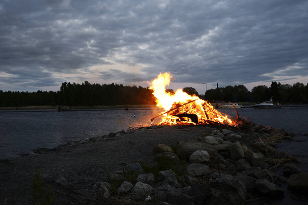 fogueira tradicional no solstício de verão na costa do l
 - Foto, Imagem
