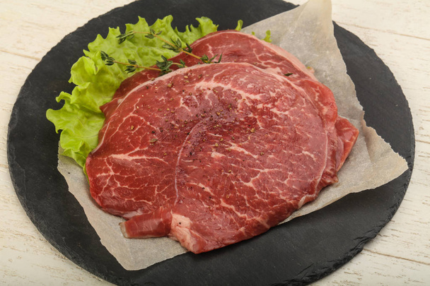 Schnitzel de carne cruda
 - Foto, Imagen