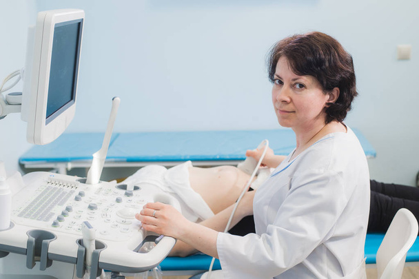mujer embarazada joven en el ultrasonido, control de salud con el médico
 - Foto, imagen