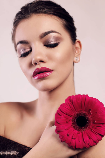 beautiful young girl with dark hair and bright makeup - Foto, Imagen