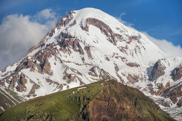 Monte Kazbek, montanhas do Cáucaso, Geórgia
 - Foto, Imagem