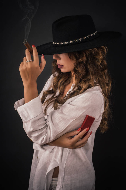 帽子喫煙葉巻とエレガントな女性のセクシーな女性のポートレート - 写真・画像