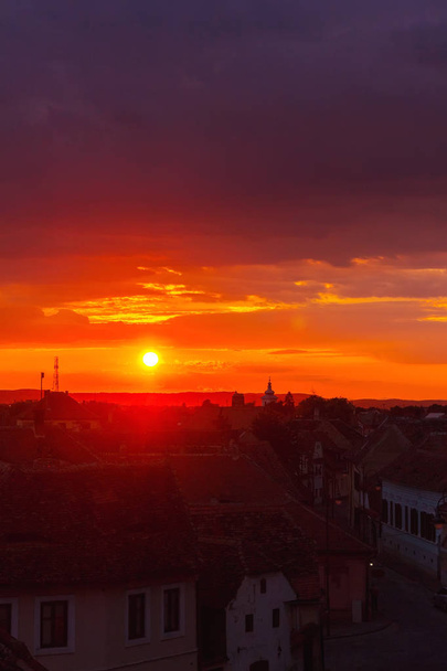 Impresionante paisaje de puesta de sol sobre la antigua ciudad europea de Sibiu en Rumania
. - Foto, imagen
