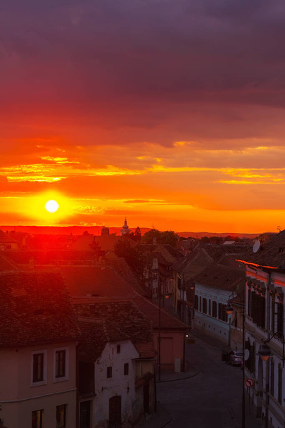 atemberaubende Landschaft des Sonnenuntergangs über der antiken europäischen Stadt Sibiu in Rumänien. - Foto, Bild