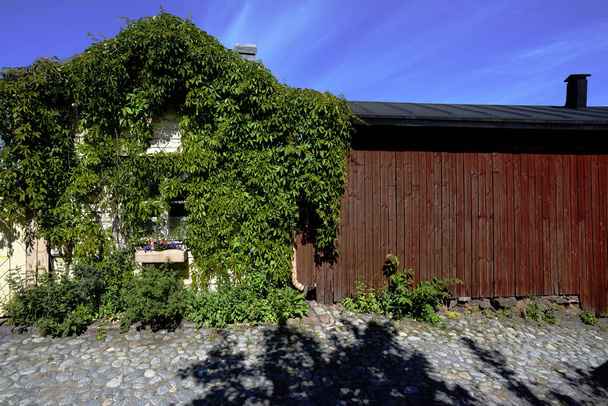 pequeña casa torcida con hiedra, Porvoo, Finlandia
 - Foto, imagen