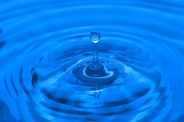 Salpicos de água azul
 - Foto, Imagem