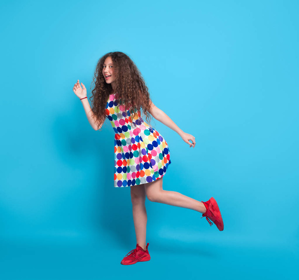 Wavy haired girl posing on one leg - Foto, imagen