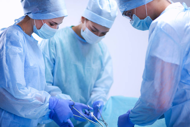Chirurgo di squadra al lavoro in sala operatoria - Foto, immagini