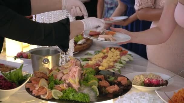 a vendégek svédasztalos ételt az edénybe - Felvétel, videó