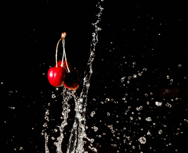 Cherry / sweet cherry under the stream of water - Valokuva, kuva
