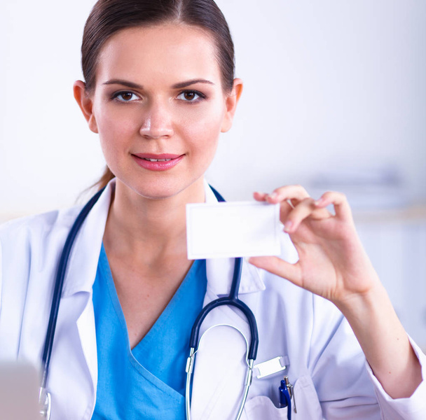 Female doctor holding an empty card - Foto, immagini
