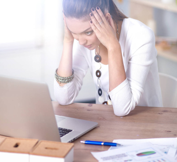 Stressed businesswoman sitting at desk - Foto, Imagen