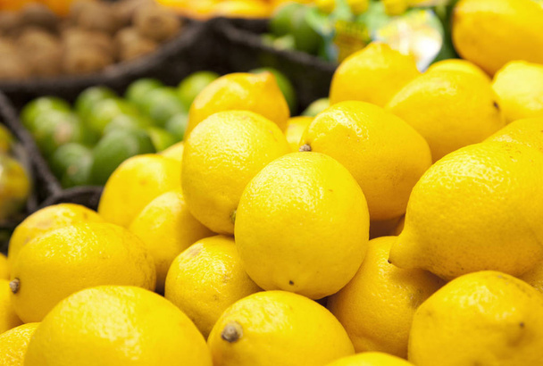 lemons at a market  - Фото, изображение
