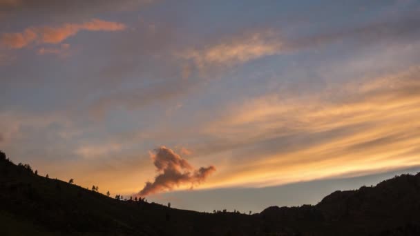 UHD tijd vervallen clip. Majestueuze berglandschap met kleurrijke cloud. Dramatische hemel. - Video