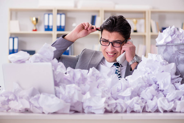 Homme d'affaires dans le concept de recyclage du papier au bureau - Photo, image
