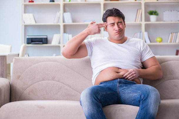 Mann leidet unter Übergewicht bei Ernährungskonzept - Foto, Bild