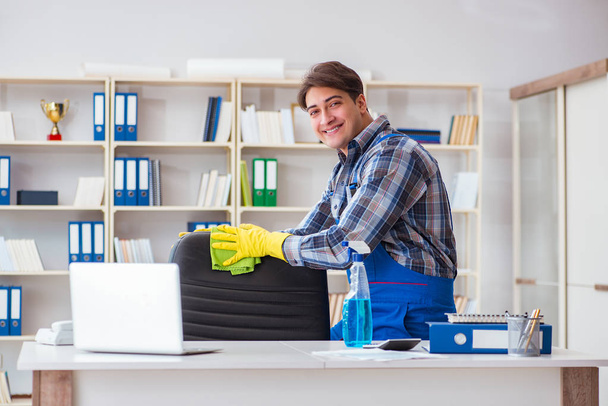 Nettoyant masculin travaillant dans le bureau - Photo, image